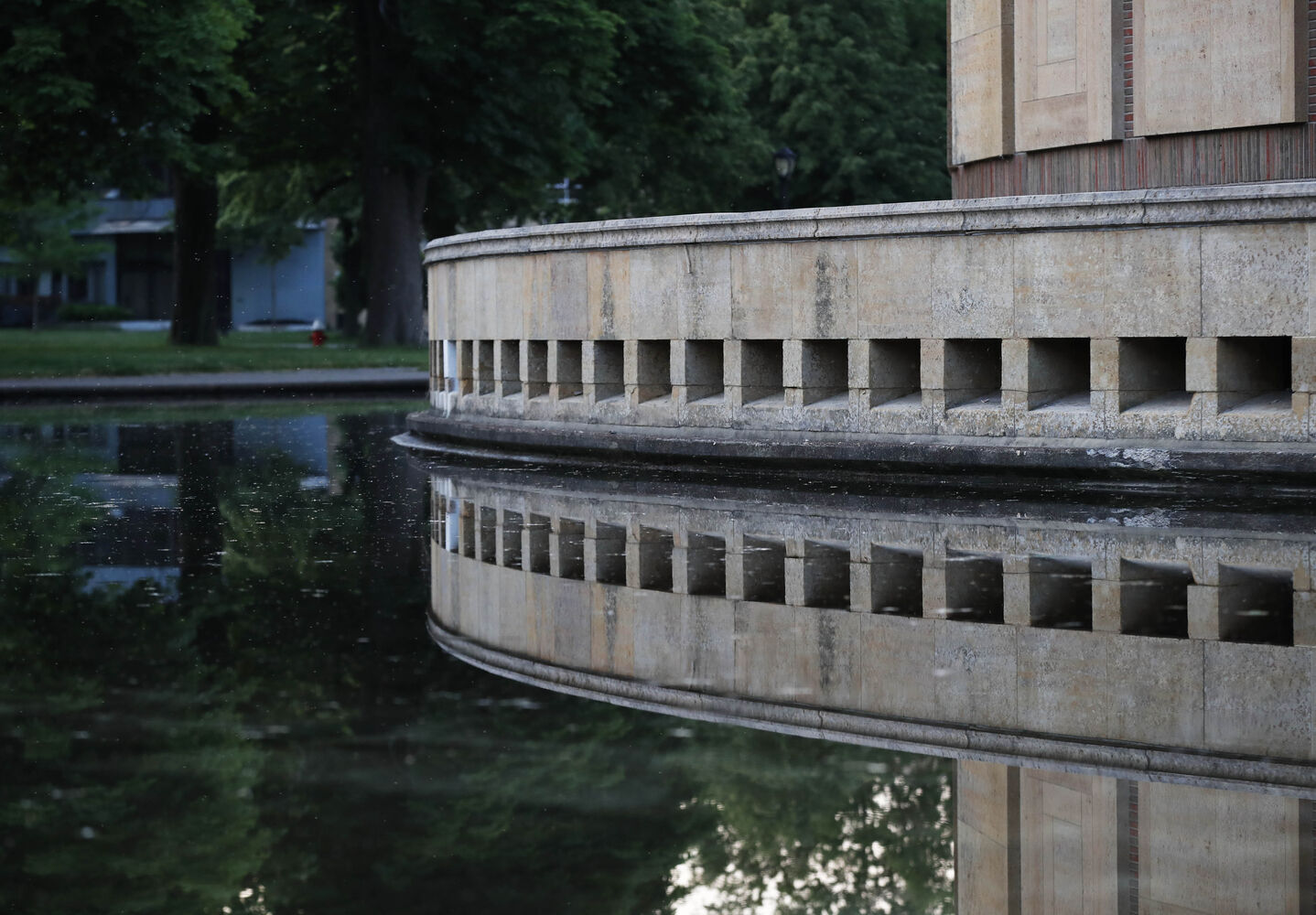 Reflecting pool wall